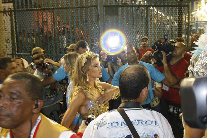 As melhores fotos de Gisele Bündchen no Carnaval da Vila Isabel!