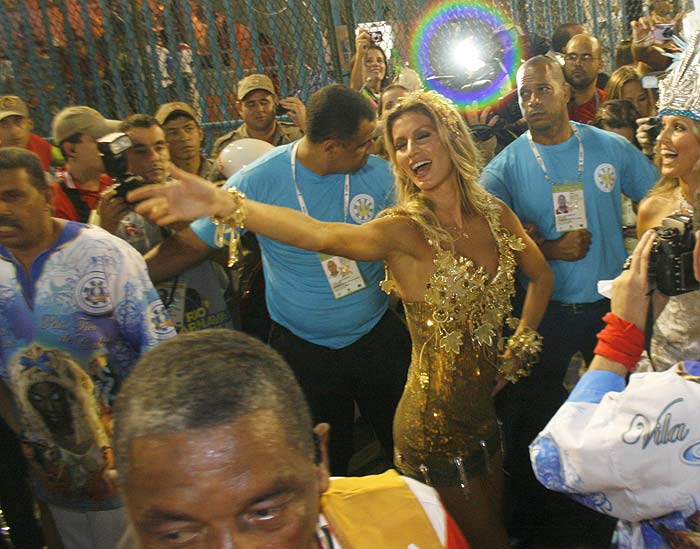 As melhores fotos de Gisele Bündchen no Carnaval da Vila Isabel!