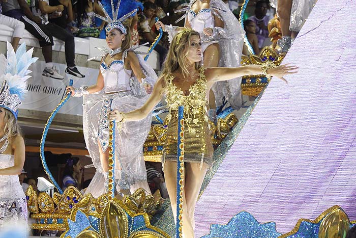 As melhores fotos de Gisele Bündchen no Carnaval da Vila Isabel!