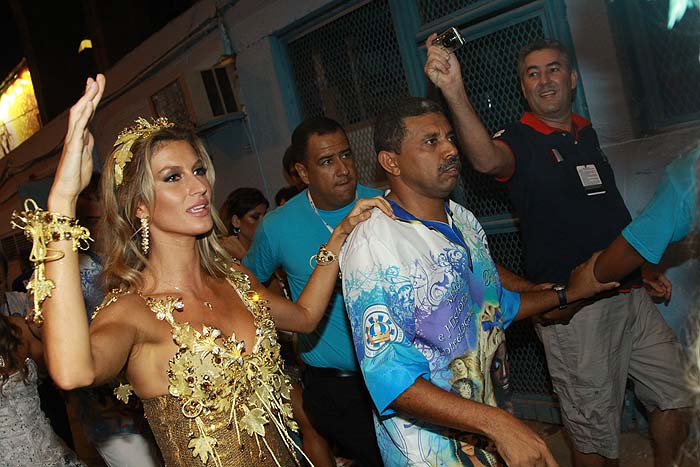 As melhores fotos de Gisele Bündchen no Carnaval da Vila Isabel!