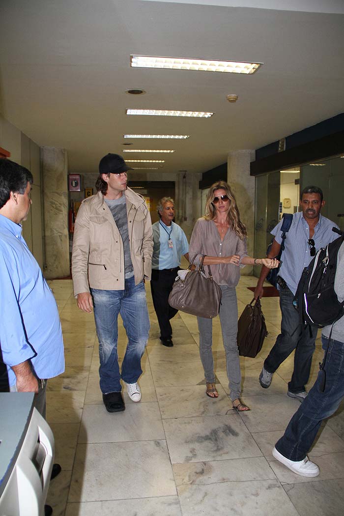 Gisele Bundchen e Tom Brady chegando ao Brasil para o Carnaval