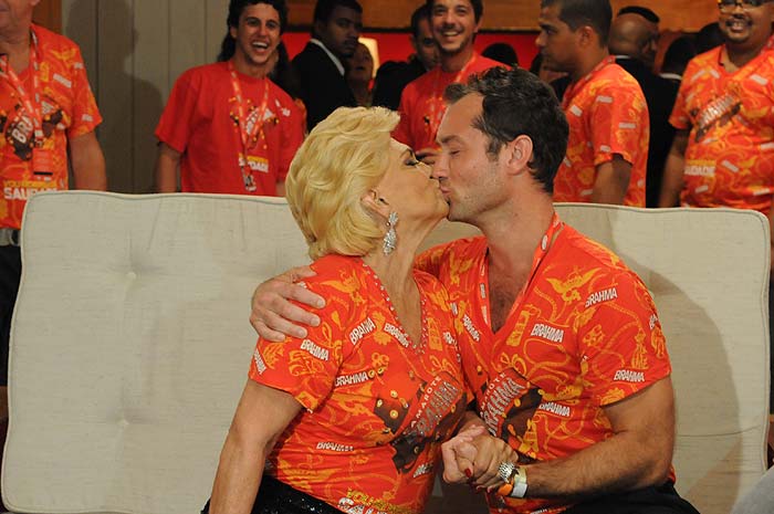 Hebe Camargo e o cobiçado beijo. As melhores fotos de de Jude Law no Carnaval do Rio de Janeiro