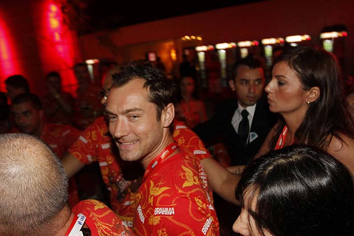 As melhores fotos de de Jude Law no Carnaval do Rio de Janeiro