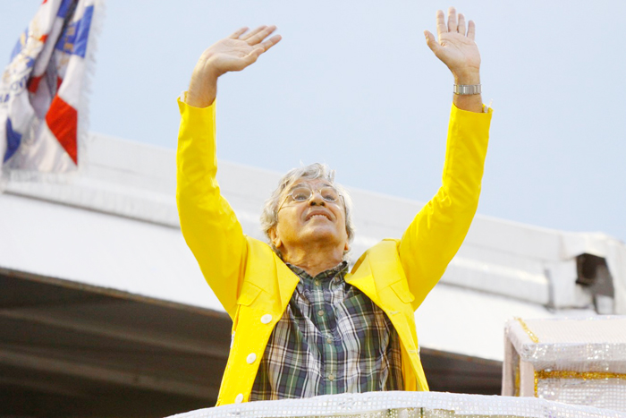 Caetano Veloso desfilou em um dos carros da escola 