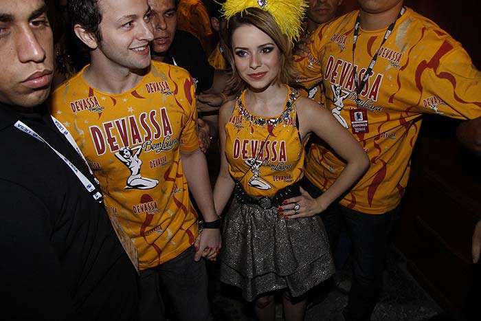 As melhores fotos de Sandy no camarote Devassa do Carnaval do Rio de Janeiro