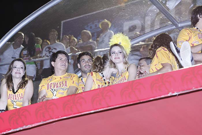 As melhores fotos de Sandy no camarote Devassa do Carnaval do Rio de Janeiro