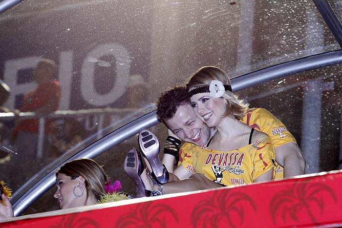 As melhores fotos de Sandy no camarote Devassa do Carnaval do Rio de Janeiro: Com seu marido Lucas Lima