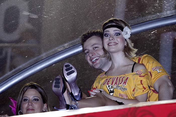 As melhores fotos de Sandy no camarote Devassa do Carnaval do Rio de Janeiro: Com seu marido Lucas Lima