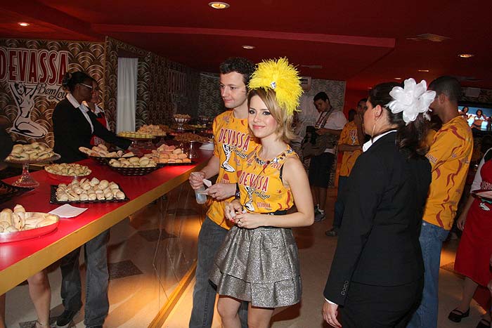 As melhores fotos de Sandy no camarote Devassa do Carnaval do Rio de Janeiro: Com seu marido Lucas Lima