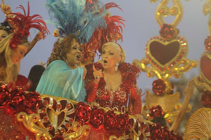 As melhores fotos de Hebe Camargo no Carnaval do Rio e Salvador - Desfile da Beija Flor