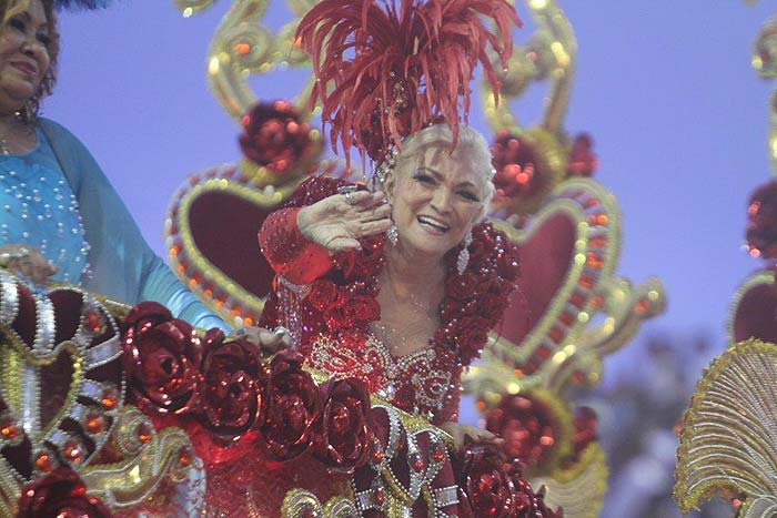 As melhores fotos de Hebe Camargo no Carnaval do Rio e Salvador - Desfile da Beija Flor