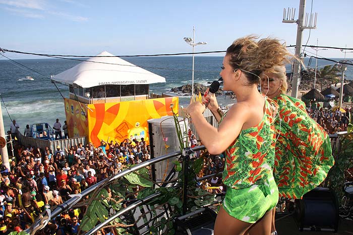 As melhores fotos de Hebe Camargo no Carnaval de Salvador - Aniversário no trio elétrico de Claudia leitte