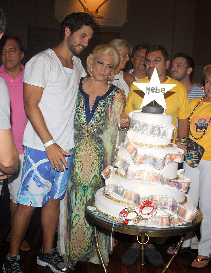 As melhores fotos de Hebe Camargo no Carnaval de Salvador - Aniversário no camarote de Claudia Leitte: Bolo com Márcio Pedreira