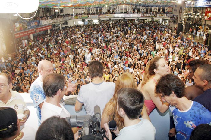 Uma multidão foi comemorar o título da Beija-Flor