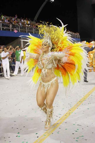 Mesmo triste, Viviane Araújo mostrou seu samba no pé