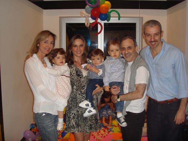 A promoter Rosana Beni com a filha Anita, Adriana com antonio, o empresário Marcelo Schulman com Rafael e o administrador Fábio Parlatore, pai dos gêmeos