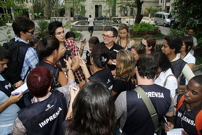 Luan Santana conversando com a imprensa