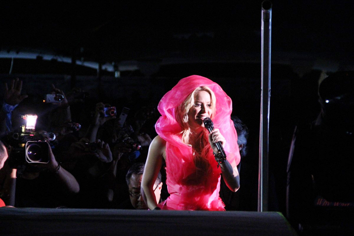 Shakira subiu ao palco usando um tecido rosa