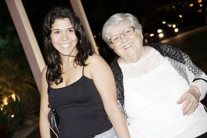 A mãe do diretor Jorge Fernando, Hilda Rebello, marcou presença na churrascaria acompanhada da colega de elenco Maria Carol