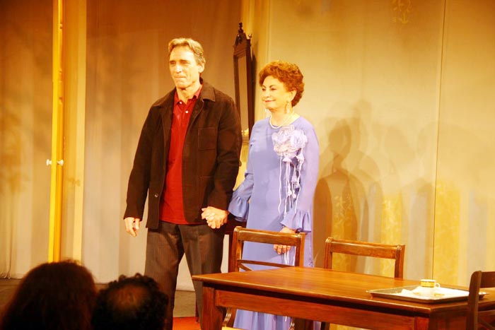 Herson Capri e Beatriz Segall encenando a peça Conversando com a Mamãe