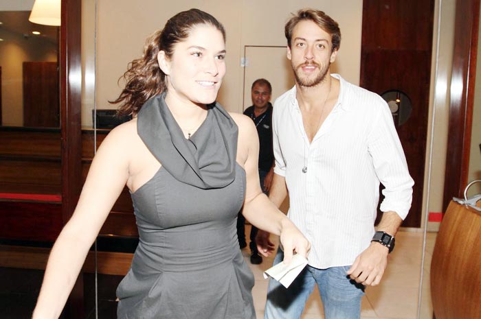 A gravidinha Priscila Fantin e o namorado Renan Abreu