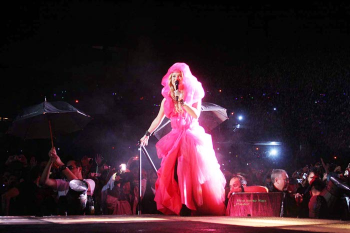 Shakira subiu ao palco usando um vestido rosa com capuz