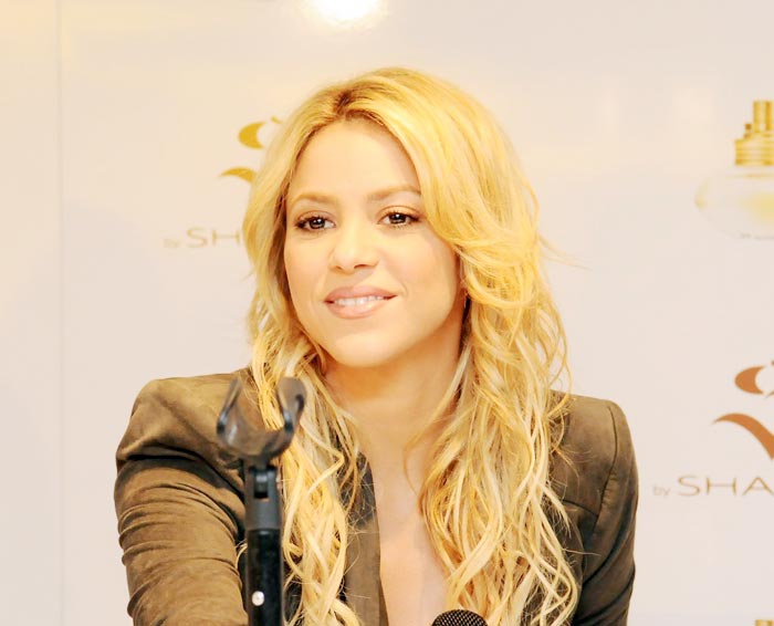 Shakira apresentou para a imprensa o perfume S by Shakira 