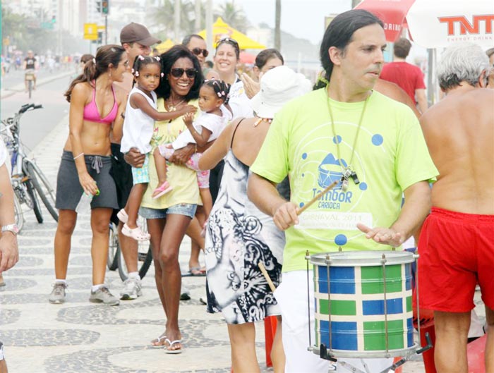 Animada, Glória Maria dançou com as filhas no colo