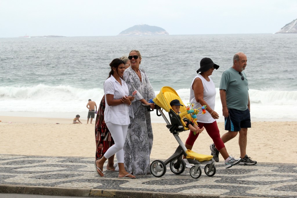 Apresentadora circulou com Vittorio na orla carioca