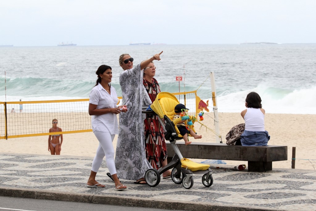 Adriane Galisteu bateu um papo com a mãe e a babá