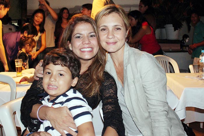 Adriana Esteves com Nívea Stelmann e o pequeno Miguel