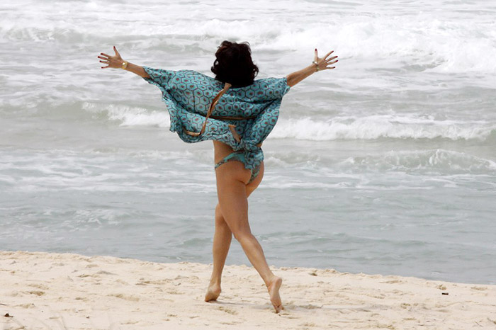 Atriz correu na praia 