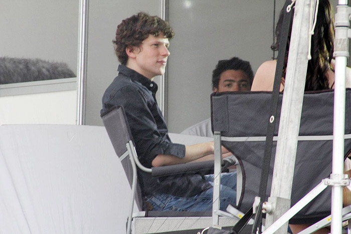 Jesse Eisenberg gravou na praia 