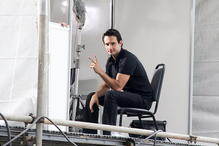 Rodrigo Santoro acenou para o paparazzo