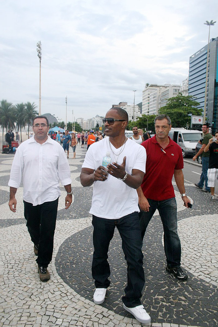 Jamie Foxx se refrescou do forte calor bebendo água