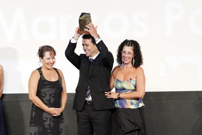 Marcos Palmeira levantou orgulhoso o seu troféu