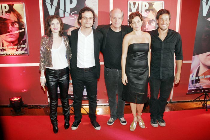 Wagner Moura posou com o elenco do filme na entrada do cinema