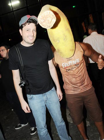 Danilo Gentili posa ao lado do homem banana