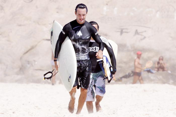 Rodrigo Santoro mostra habilidade nas ondas do Rio de Janeiro