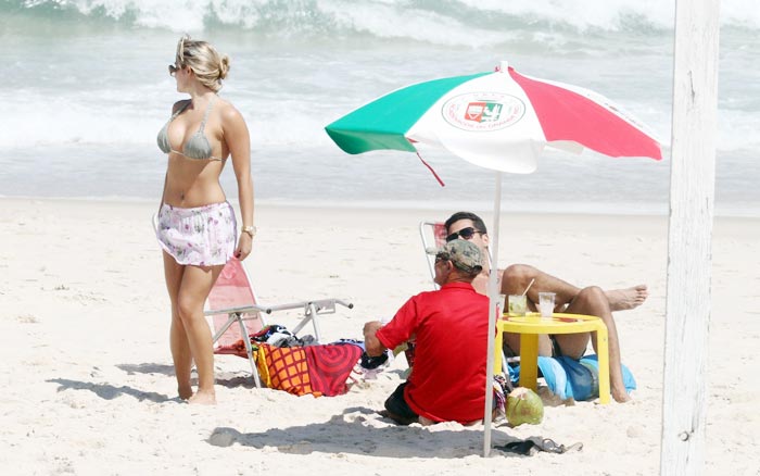 Latino em clima de romance com loira na praia