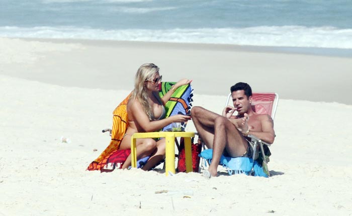 Latino em clima de romance com loira na praia