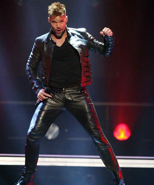 Ricky Martin se apresentou todo de preto