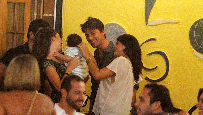 Juliana Paes comemora aniversário com o filho em churrascaria carioca
