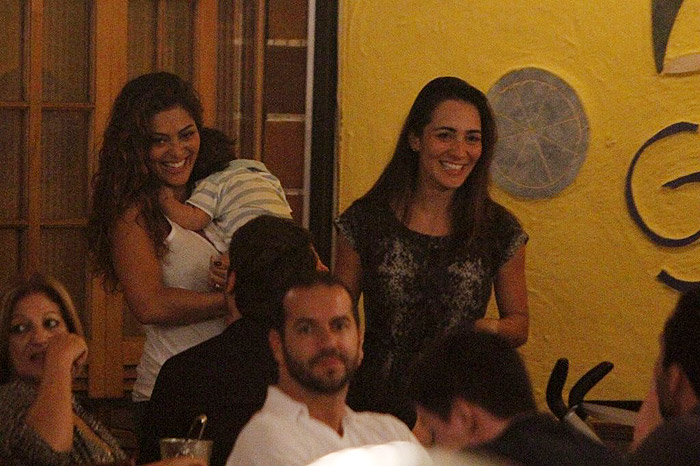 Juliana Paes comemora aniversário em churrascaria carioca