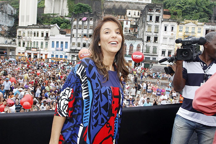 Ivete Sangalo recebe o carinho do público ao chegar para seu show no Mercado Modelo, em Salvador