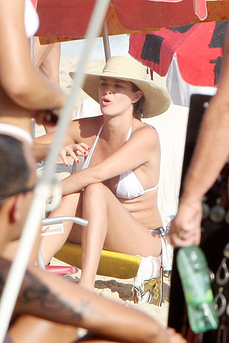 Letícia se protegeu do sol com chapéu