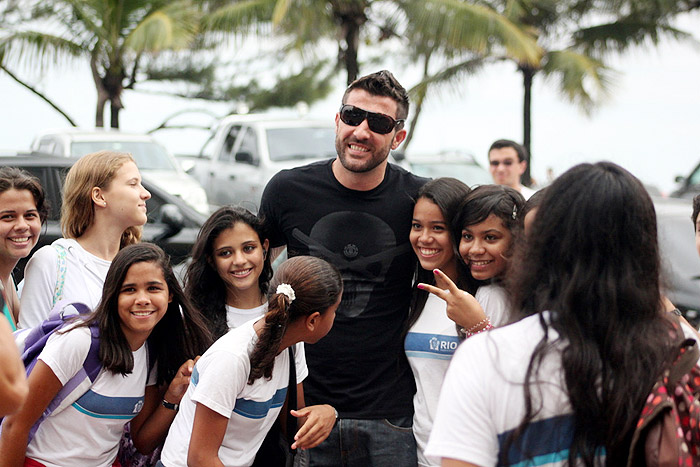 Cristiano posou para fotos com as meninas 