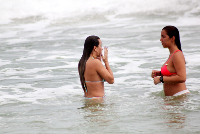 Michelly entra no mar