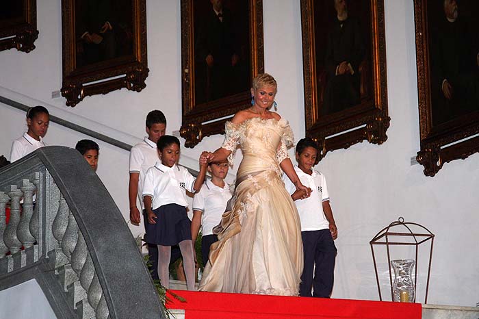 Xuxa chegou de mãos dadas com 8 crianças de sua fundação para  leilão beneficente no Palácio dos Bandeirantes, São Paulo
