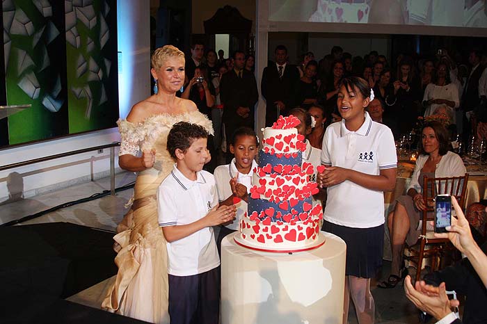 Xuxa e crianças de sua fundação no leilão beneficente no Palácio dos Bandeirantes, São Paulo